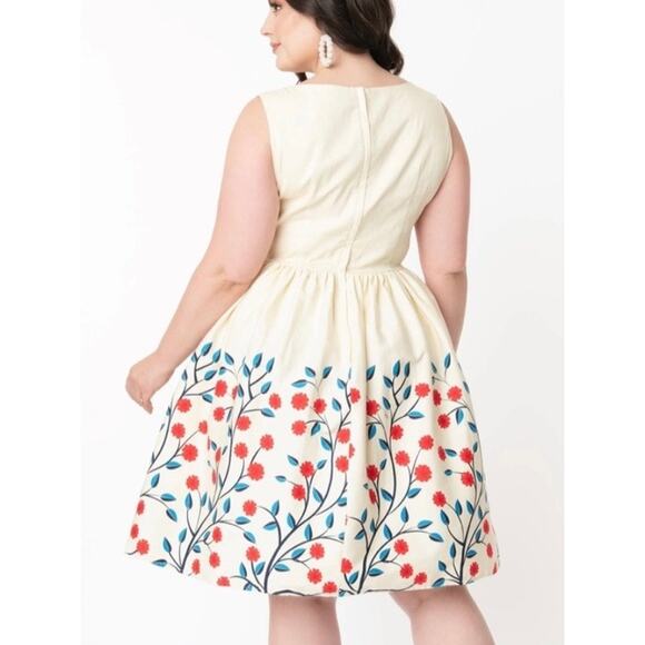 Collectif Unique Vintage 1950’s Ivory & Red Floral Candice Swing Dress US 2 NWOT - Picture 3 of 9